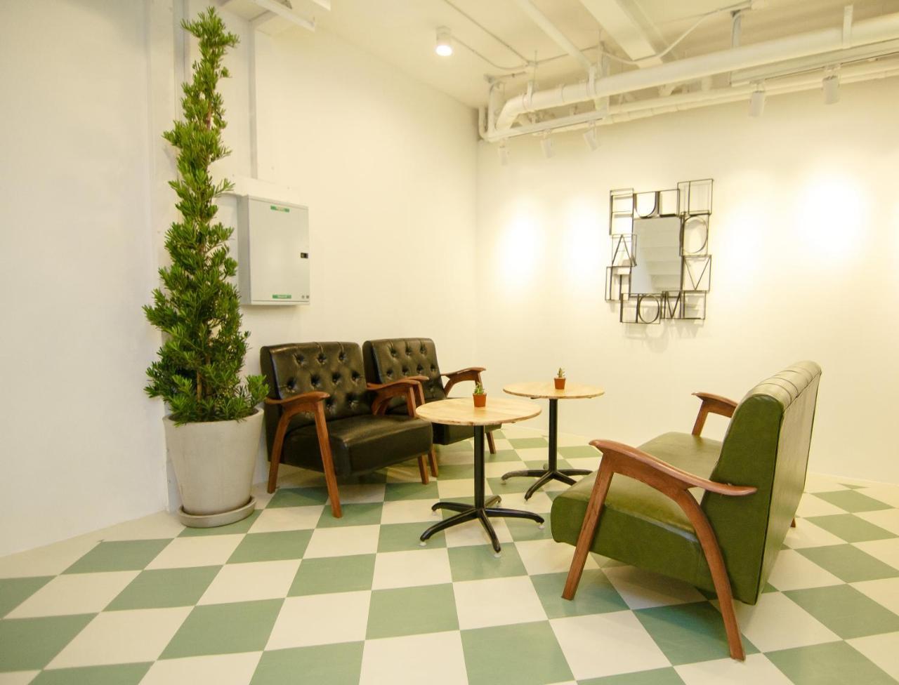 Ostello Folk Poshtel Asok Bangkok Esterno foto
