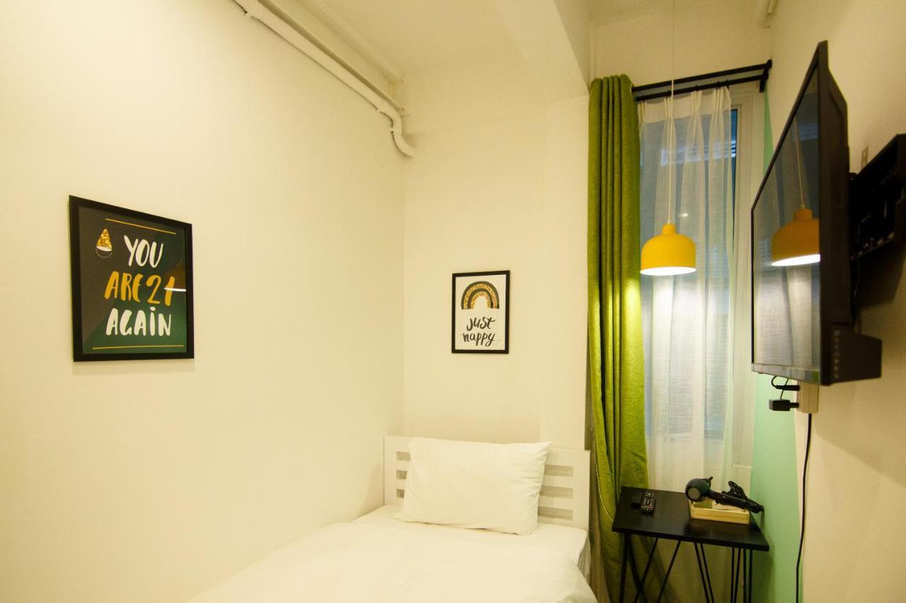 Ostello Folk Poshtel Asok Bangkok Esterno foto