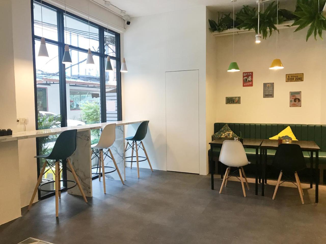 Ostello Folk Poshtel Asok Bangkok Esterno foto
